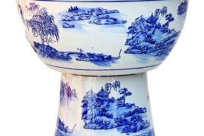 章秀霞本公司下设有销售部,设计部和生产制作工厂,并拥有大批陶瓷大缸
